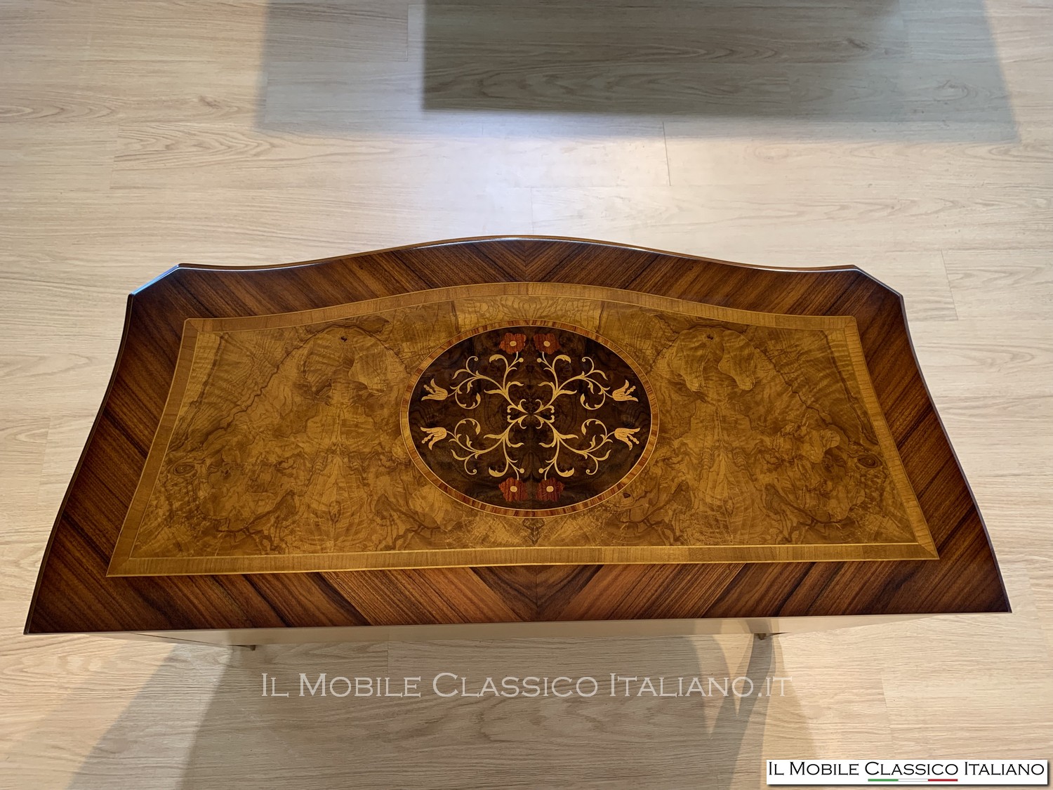 cassettone bombato intarsiato